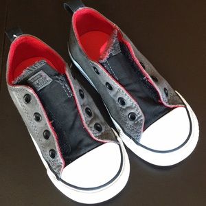 red laceless converse